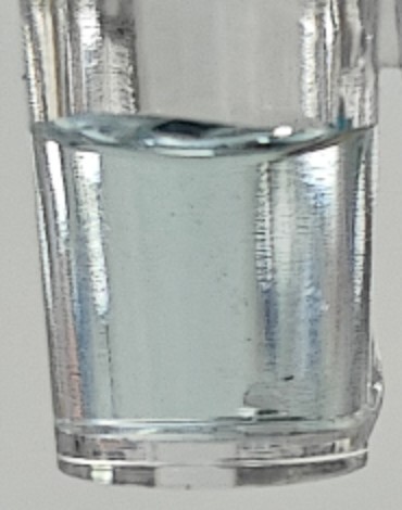本地预设样例：盛有浅色液体的单个透明试剂杯